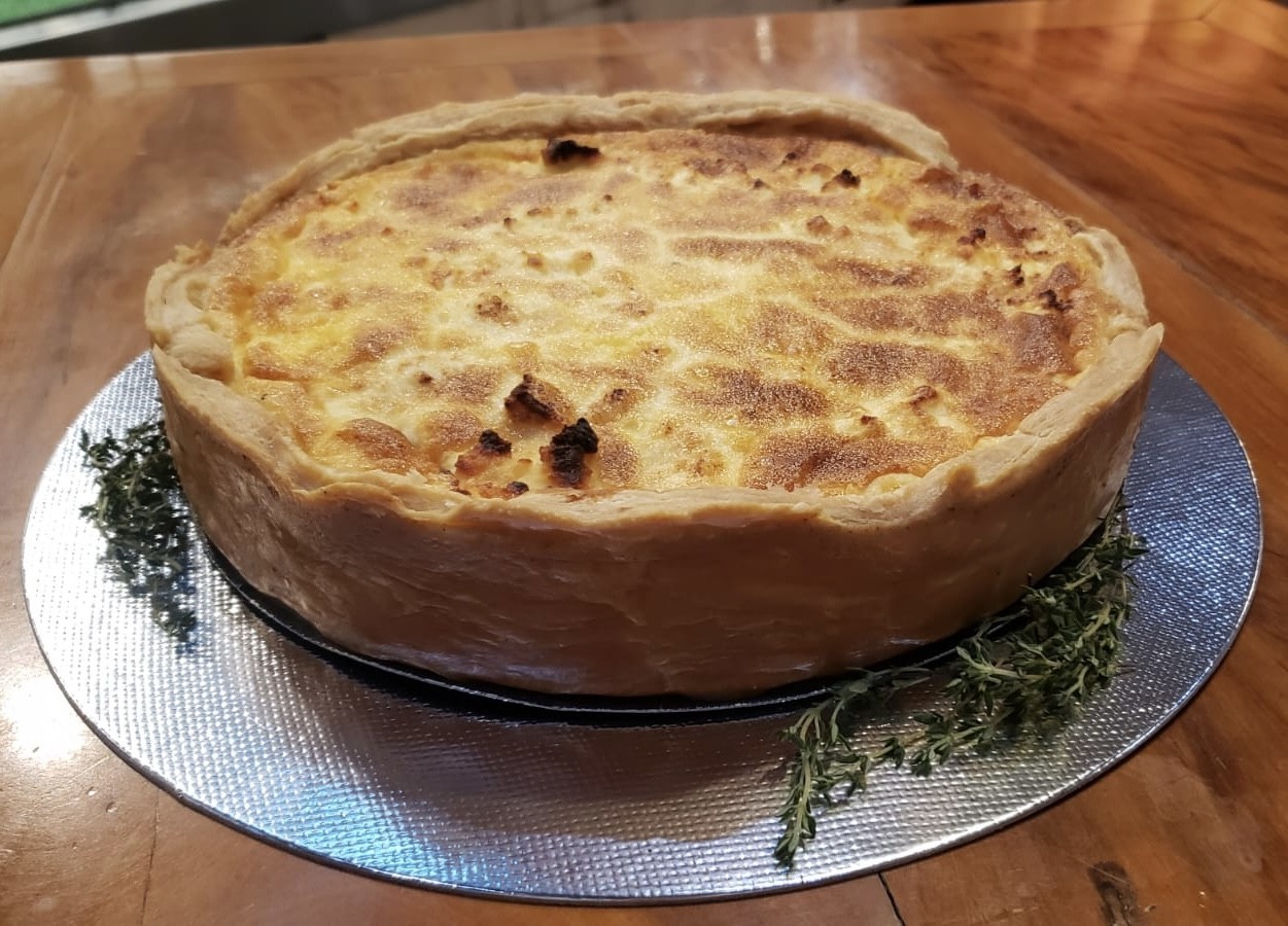 Torta folhada de tomates assados, mostarda, queijo de cabra e mel - G