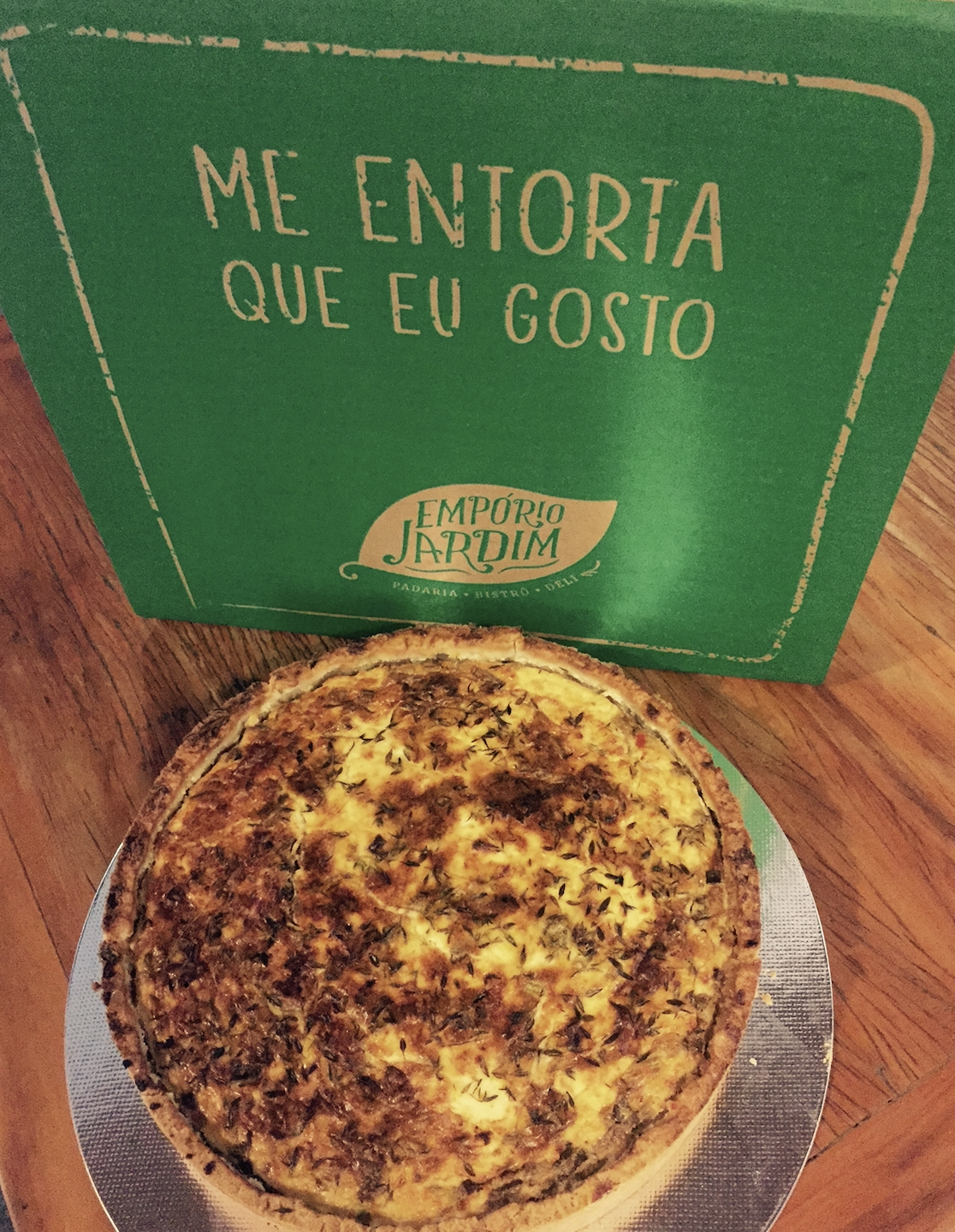 Quiche sem glúten de queijo minas e cebola assada - Grande