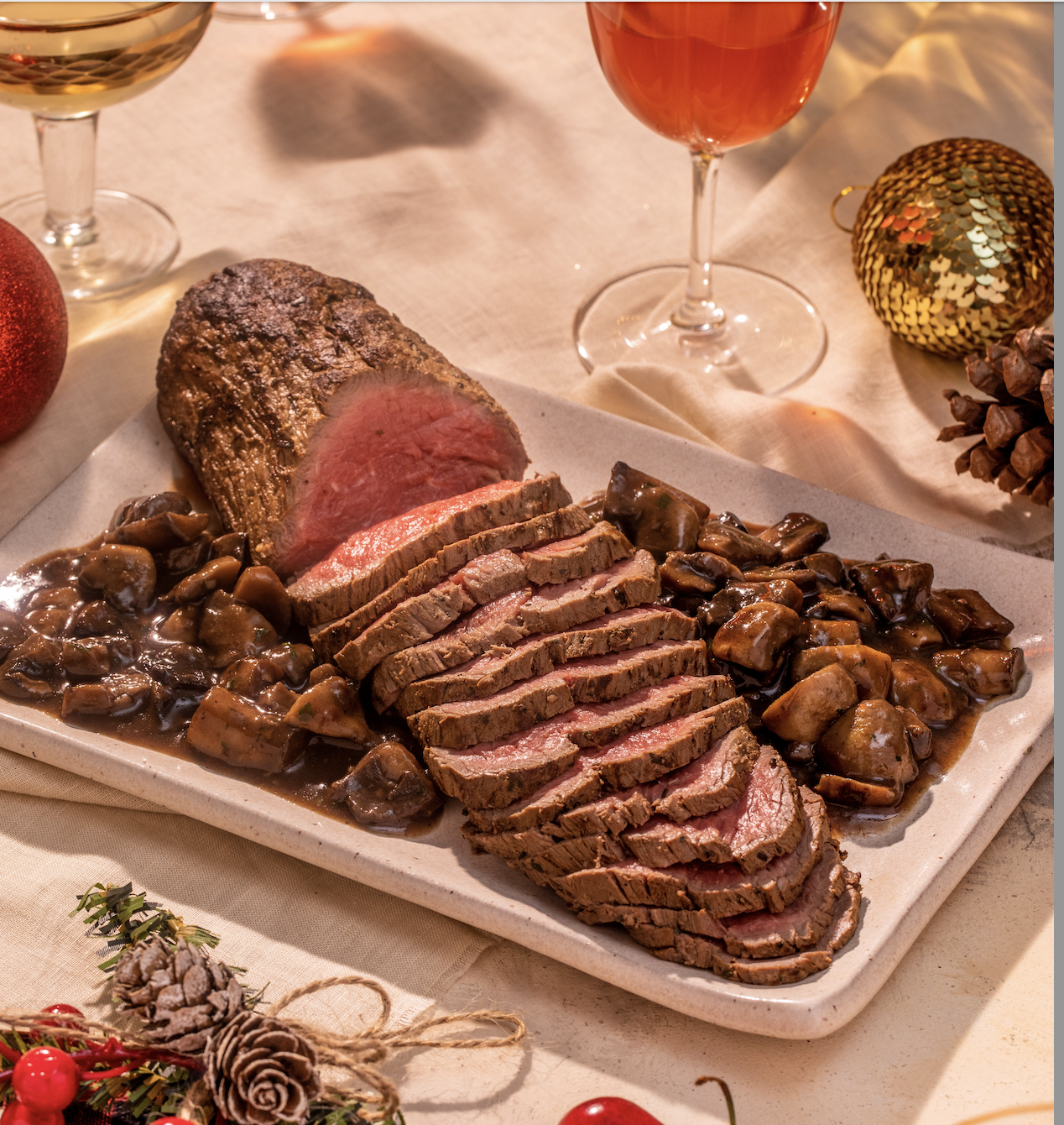 Rosbife de mignon fatiado com molho de cogumelos 