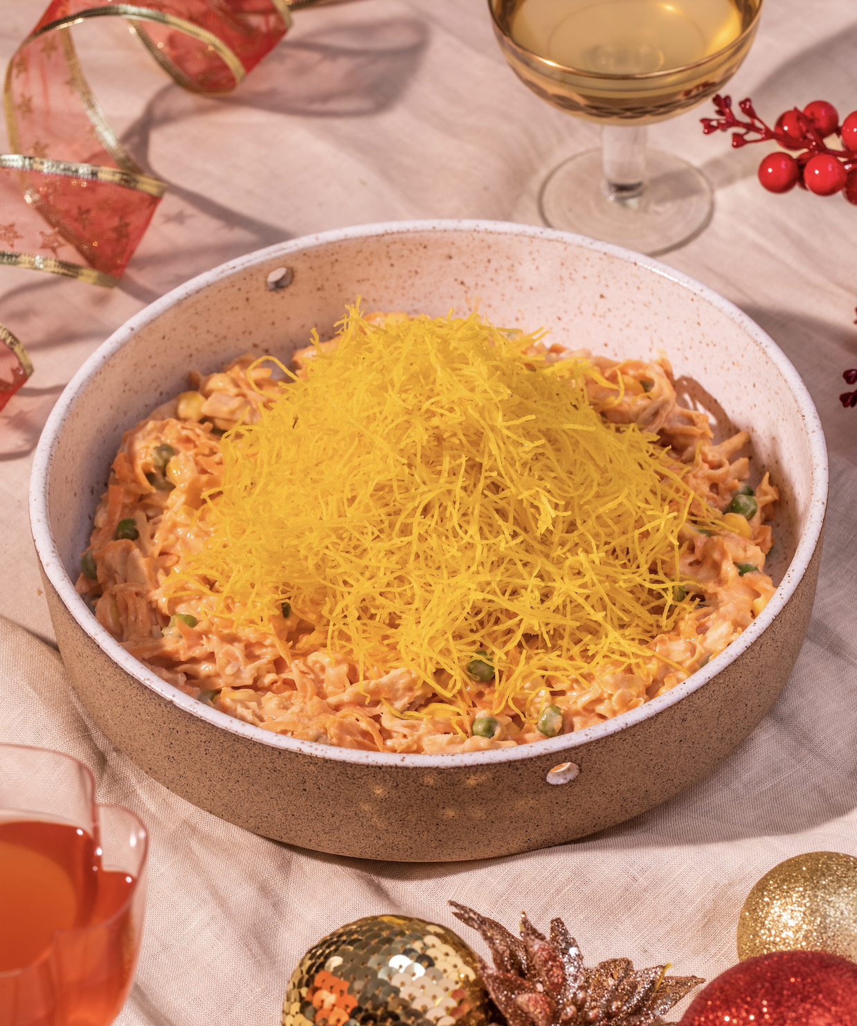 Nosso salpicão de frango defumado com palha de batata baroa