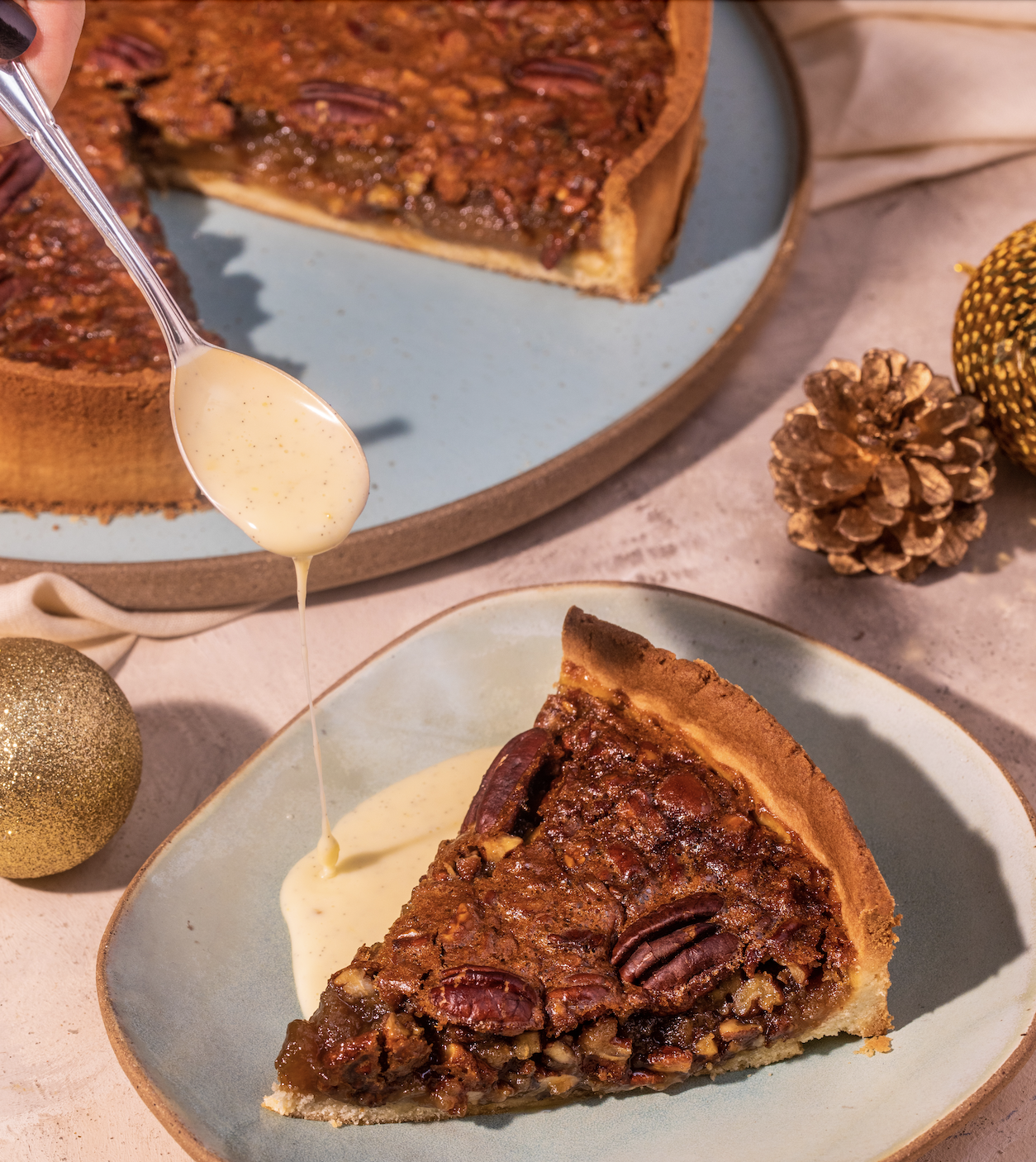 Torta de nozes pecan com creme inglês