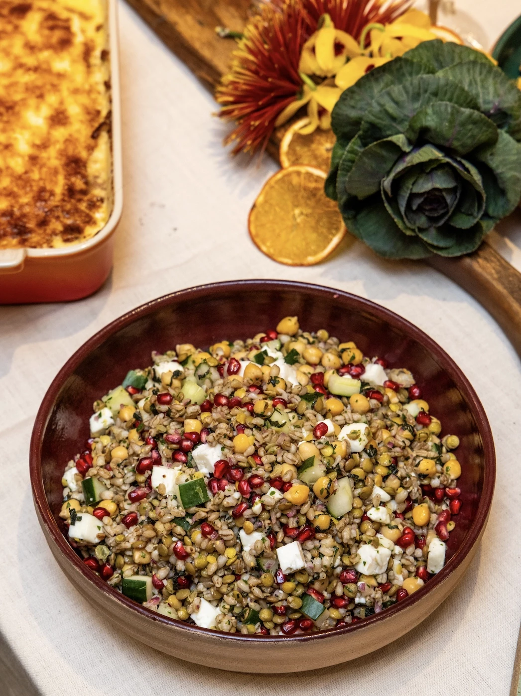 Salada de grãos, romã, queijo feta e hortelã 