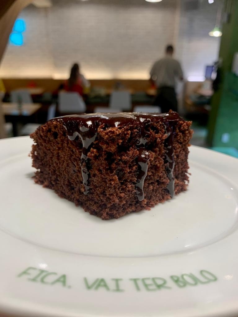 Bolo de Chocolate com calda de chocolate